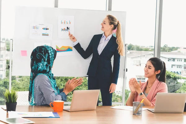 Grupo de trabalho multicultural na reunião de trabalho em equipa. — Fotografia de Stock