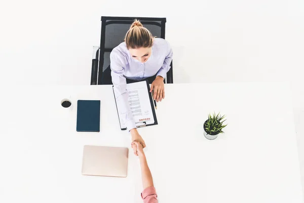 Duas jovens empresárias se reúnem para entrevista. — Fotografia de Stock