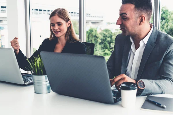 Homme d'affaires et femme d'affaires travaillant dans le bureau. — Photo