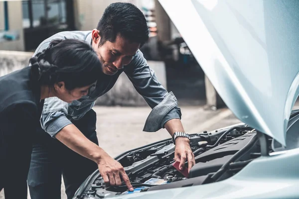 Uomo aiuto donna risolvere il problema auto. — Foto Stock