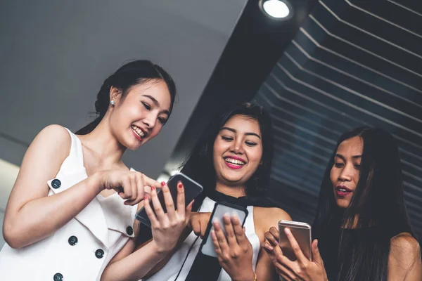 Tres mujeres amigos chatear con el dispositivo de teléfono móvil. —  Fotos de Stock