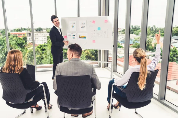 Empresarias y empresarios en reunión de grupo. — Foto de Stock