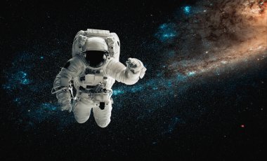 Astronot uzay yürüyüşü yaparken uzay istasyonu için çalışır.