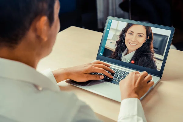 Reunião de pessoas de negócios de chamadas de vídeo em local de trabalho virtual ou escritório remoto — Fotografia de Stock