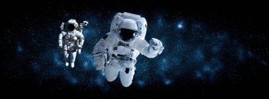 Astronot uzay yürüyüşü yaparken uzay istasyonu için çalışır.