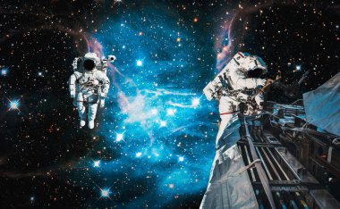 Astronot uzay yürüyüşü yaparken uzay istasyonu için çalışır.