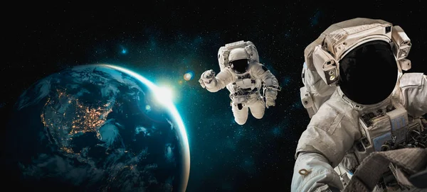 Astronauta faz caminhada espacial enquanto trabalha para a estação espacial — Fotografia de Stock