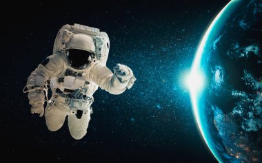 Astronot uzay yürüyüşü yaparken uzay istasyonu için çalışır.