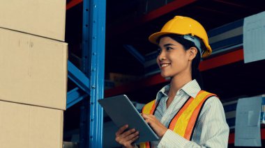 Depoda çalışan kadın bir depo işçisi.