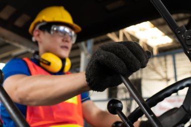 Fabrikada forklift kullanan yetenekli bir işçi. .