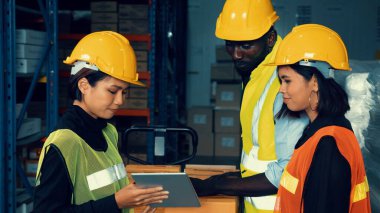 Depoda birlikte çalışan bir depo işçisi.