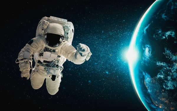 Astronot uzay yürüyüşü yaparken uzay istasyonu için çalışır. — Stok fotoğraf