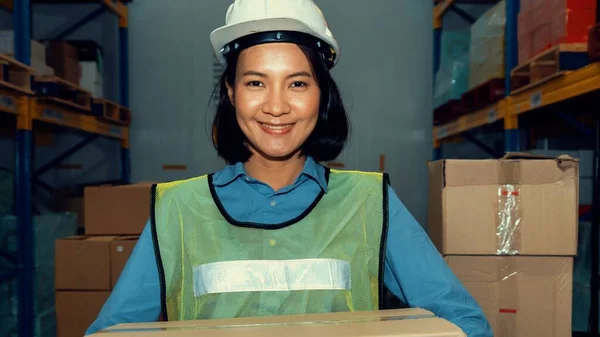 Portrait de jeune femme asiatique ouvrière d'entrepôt souriant dans l'entrepôt — Photo