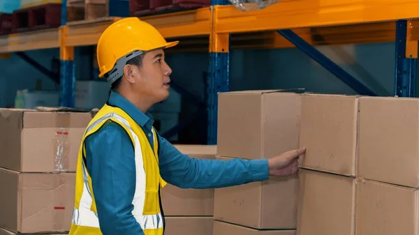 Asiático armazém trabalhador verificando pacotes no armazém — Fotografia de Stock