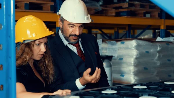 Gerente sênior do armazém conversando com o trabalhador no armazém — Fotografia de Stock