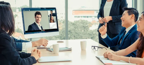 Videogespreksgroep zakenmensen ontmoeten elkaar op virtuele werkplek of kantoor op afstand — Stockfoto