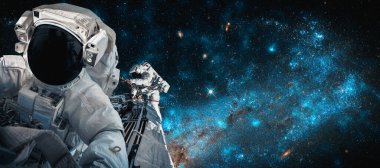 Astronot uzay yürüyüşü yaparken uzay istasyonu için çalışır.