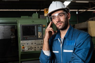 Düşünürken ve ileriye bakarken usta bir fabrika mühendisi ya da işçi portresi