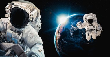 Astronot uzay yürüyüşü yaparken uzay istasyonu için çalışır.
