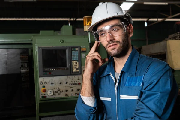 Engenheiro de fábrica hábil ou retrato do trabalhador enquanto pensa e olha para a frente — Fotografia de Stock