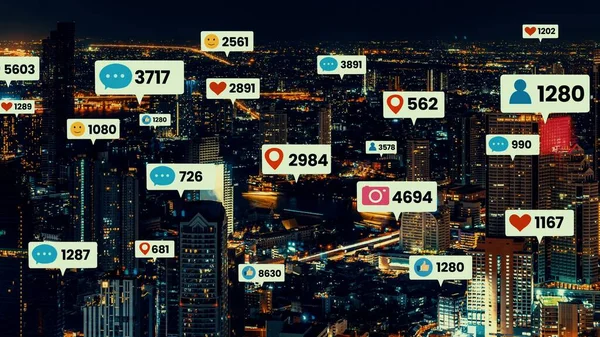 Iconos de redes sociales vuelan sobre el centro de la ciudad mostrando conexión de compromiso —  Fotos de Stock