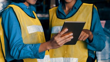 Depoda çalışan kadın bir depo işçisi.