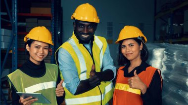 Depodaki mutlu depo çalışanının portresi.