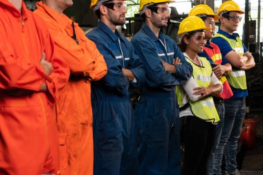 Fabrikadaki takım çalışmasını gösteren becerikli bir işçi bir arada duruyor. .