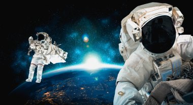 Astronot uzay yürüyüşü yaparken uzay istasyonu için çalışır.