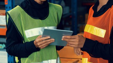 Depoda çalışan kadın bir depo işçisi.