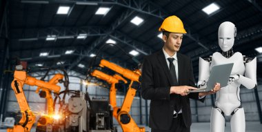 Mekanize endüstri robotu ve insan işçileri gelecekteki fabrikada birlikte çalışıyorlar.