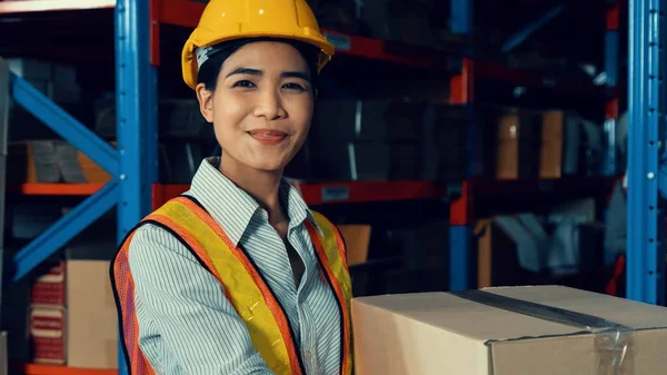 Portret van jonge Aziatische vrouw magazijn werknemer glimlachen in het magazijn — Stockfoto