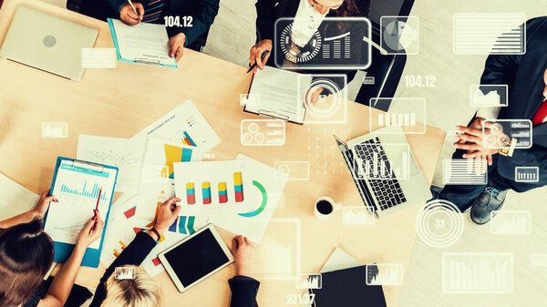 Креативный образ деловых людей на корпоративном собрании персонала