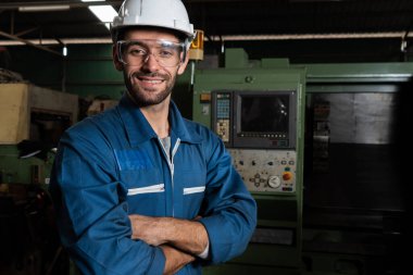 Genç yetenekli fabrika işçisi ya da mühendis fabrikada portre yakın plan