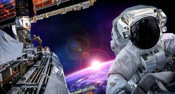 우주 비행사는 우주 정거장에서 일하는 동안 우주 유영을 한다 — 스톡 사진