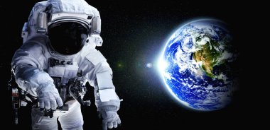 Astronot uzay yürüyüşü yaparken uzay istasyonu için çalışır.
