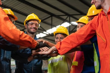 Fabrikadaki takım çalışmasını gösteren becerikli bir işçi bir arada duruyor. .