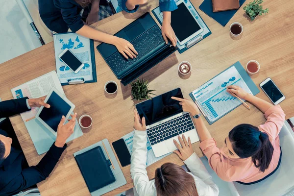 Gente de negocios en reunión de grupo en la oficina. — Foto de Stock