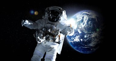 Astronot uzay yürüyüşü yaparken uzay istasyonu için çalışır.