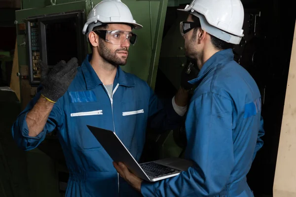 Grupo de hábiles trabajadores de la fábrica que utilizan equipos de máquinas en el taller — Foto de Stock