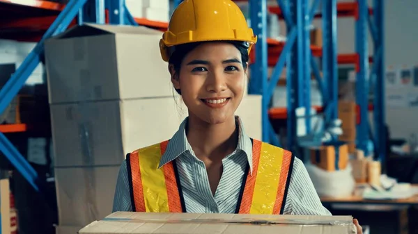 Porträt einer jungen asiatischen Lagerarbeiterin, die im Lager lächelt — Stockfoto