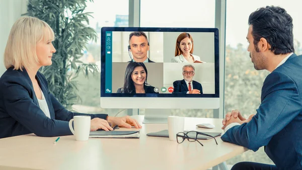 Videogespreksgroep zakenmensen ontmoeten elkaar op virtuele werkplek of kantoor op afstand — Stockfoto