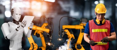 Mekanize endüstri robotu ve insan işçileri gelecekteki fabrikada birlikte çalışıyorlar.