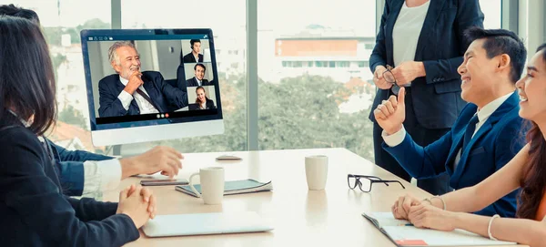Skupina videohovorů business people meeting na virtuálním pracovišti nebo vzdálené kanceláři — Stock fotografie