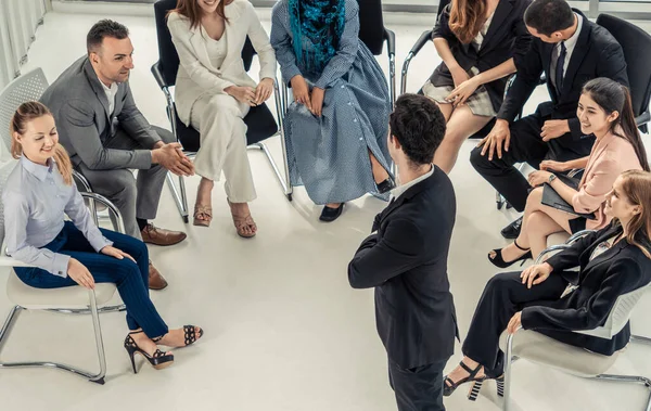 Mulheres de negócios e homens de negócios em reunião de grupo. — Fotografia de Stock