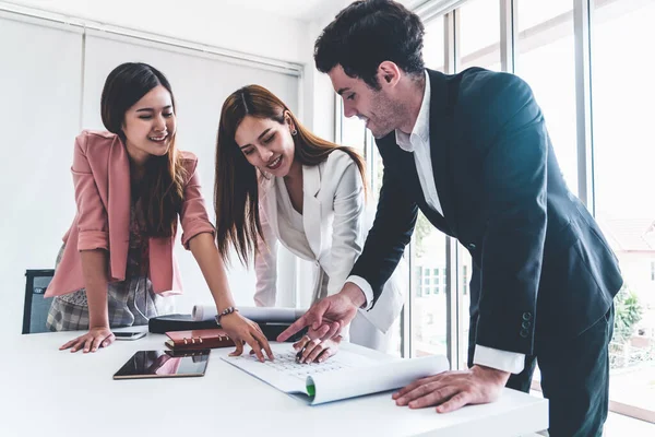 Imprenditore e imprenditrici che lavorano in ufficio. — Foto Stock