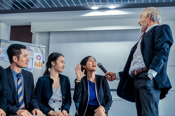 El líder principal habla a la audiencia de la gente. —  Fotos de Stock