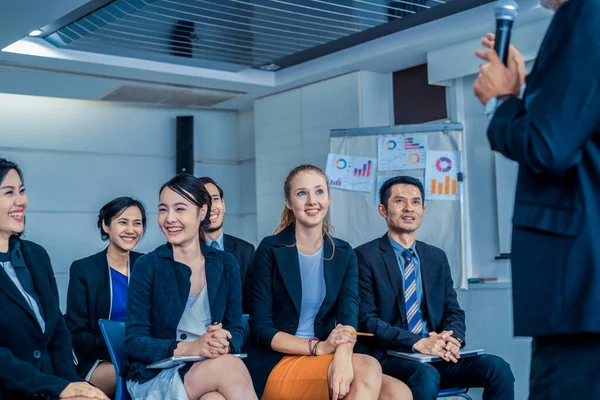 Empresários e empresárias celebrando o sucesso. — Fotografia de Stock