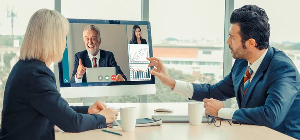 Grupo de videollamadas: reunión de empresarios en un lugar de trabajo virtual u oficina remota —  Fotos de Stock