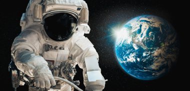 Astronot uzay yürüyüşü yaparken uzay istasyonu için çalışır.